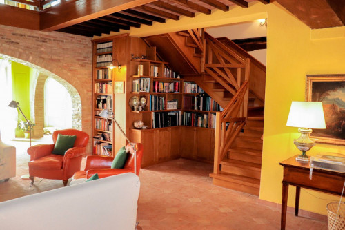 Azienda agricola composta da diversi fabbricati e  ampio terreno seminativo e in parte a vigneto in vendita a San Miniato