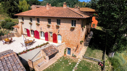 Azienda agricola composta da diversi fabbricati e  ampio terreno seminativo e in parte a vigneto in vendita a San Miniato