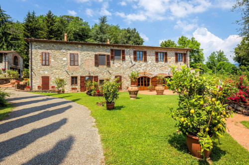 Stupenda tenuta con parco piscina campo da tennis  sulle colline Lucchesi in vendita a Lucca