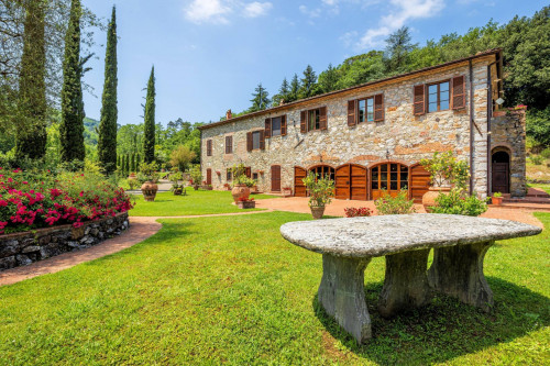 Stupenda tenuta con parco piscina campo da tennis  sulle colline Lucchesi in vendita a Lucca
