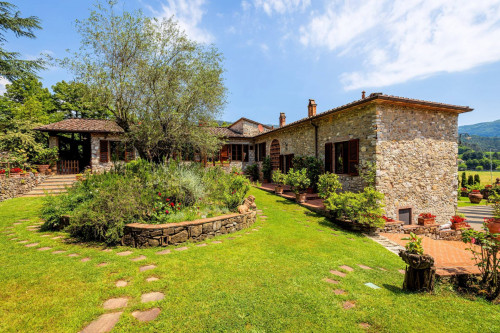 Stupenda tenuta con parco piscina campo da tennis  sulle colline Lucchesi in vendita a Lucca
