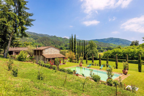 Stupenda tenuta con parco piscina campo da tennis  sulle colline Lucchesi in vendita a Lucca