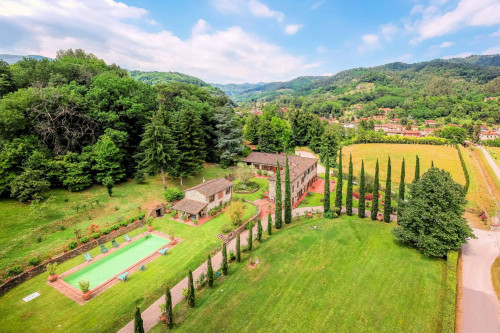 Stupenda tenuta con parco piscina campo da tennis  sulle colline Lucchesi in vendita a Lucca
