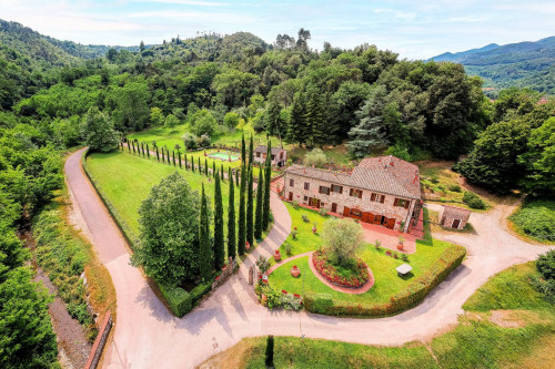 Stupenda tenuta con parco piscina campo da tennis  sulle colline Lucchesi in vendita a Lucca