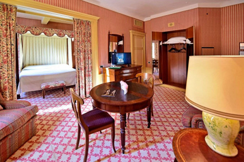 Bellissima struttura turistico ricettiva con ristorante  parco e piscina in vendita a Lucca