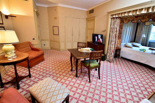 Bellissima struttura turistico ricettiva con ristorante  parco e piscina in vendita a Lucca