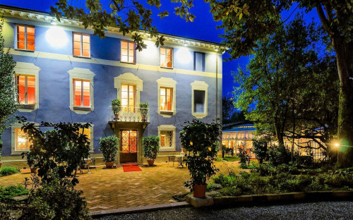 Bellissima struttura turistico ricettiva con ristorante  parco e piscina in vendita a Lucca