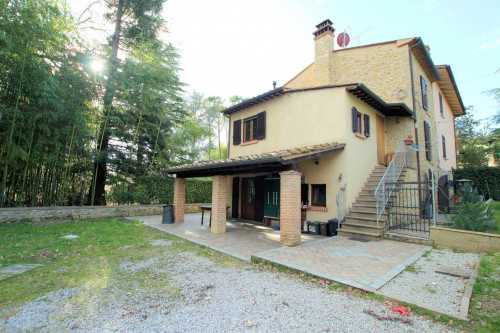 Porzione terratetto di casale con ampio giardino esclusivo in vendita a Volterra