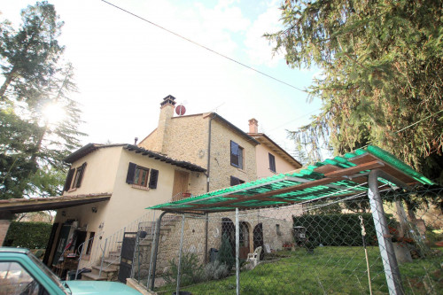 Porzione terratetto di casale con ampio giardino esclusivo in vendita a Volterra