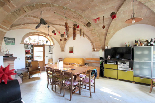 Porzione terratetto di casale con ampio giardino esclusivo in vendita a Volterra
