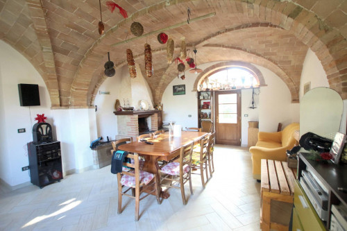 Porzione terratetto di casale con ampio giardino esclusivo in vendita a Volterra