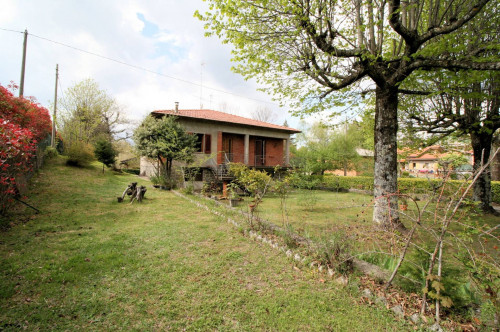 Villa singola con ampio giardino e vista panoramica in vendita a Marliana