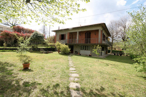 Villa singola con ampio giardino e vista panoramica in vendita a Marliana