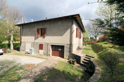 Villa singola con ampio giardino e vista panoramica in vendita a Marliana