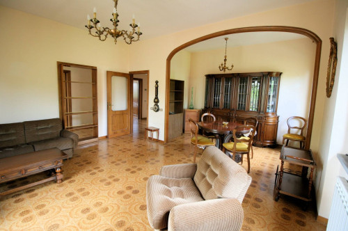 Villa singola con ampio giardino e vista panoramica in vendita a Marliana