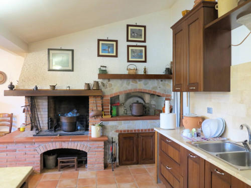 Casale di ampia superficie in posizione dominante in vendita a Massa Marittima