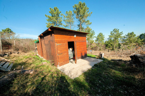 Bel casale ristrutturato in posizione panoramica con ampio terreno in vendita a Chianni
