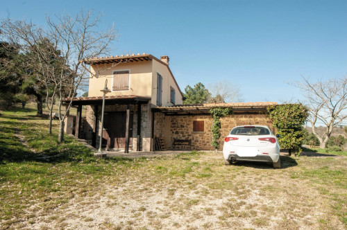 Bel casale ristrutturato in posizione panoramica con ampio terreno in vendita a Chianni