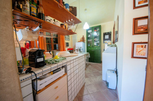 Bel casale ristrutturato in posizione panoramica con ampio terreno in vendita a Chianni