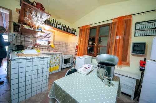 Bel casale ristrutturato in posizione panoramica con ampio terreno in vendita a Chianni
