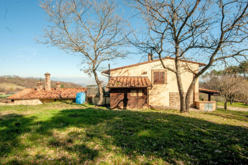 Bel casale ristrutturato in posizione panoramica con ampio terreno in vendita a Chianni