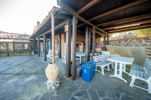 Bel casale ristrutturato in posizione panoramica con ampio terreno in vendita a Chianni