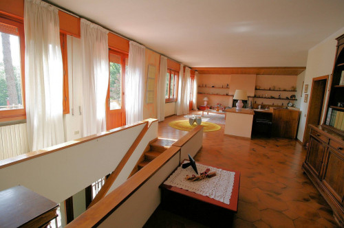 Villa unifamiliare di ampia superficie con giardino in vendita a Montemurlo