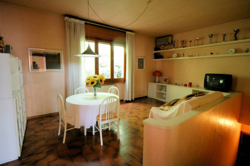 Villa unifamiliare di ampia superficie con giardino in vendita a Montemurlo
