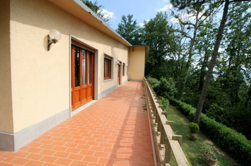 Villa unifamiliare di ampia superficie con giardino in vendita a Montemurlo