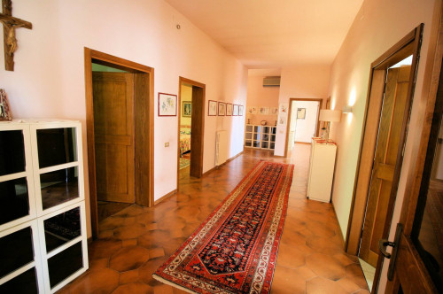 Villa unifamiliare di ampia superficie con giardino in vendita a Montemurlo