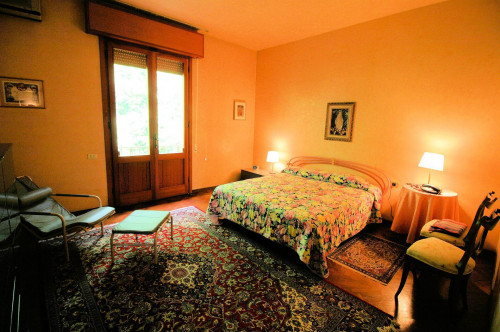 Villa unifamiliare di ampia superficie con giardino in vendita a Montemurlo