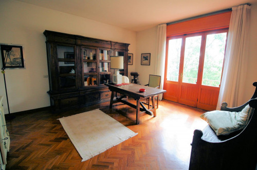Villa unifamiliare di ampia superficie con giardino in vendita a Montemurlo