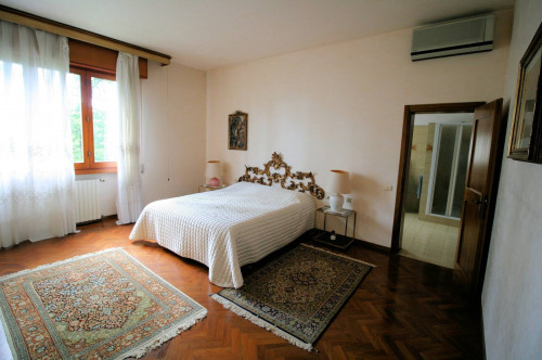 Villa unifamiliare di ampia superficie con giardino in vendita a Montemurlo