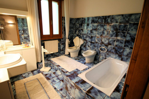 Villa unifamiliare di ampia superficie con giardino in vendita a Montemurlo