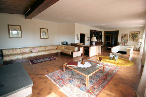 Villa unifamiliare di ampia superficie con giardino in vendita a Montemurlo