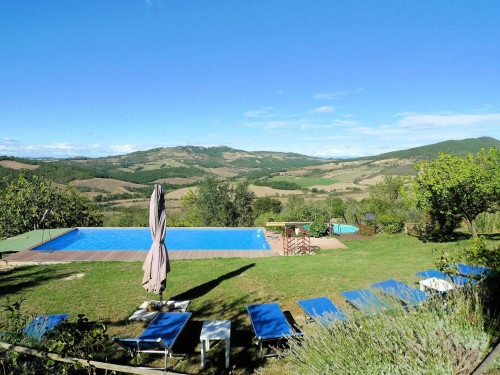 Azienda agricola in posizione panoramica in vendita a Radicondoli