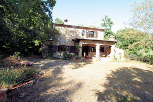 Rustico in stile Toscano con dependances  immerso nel bosco in vendita a Montieri