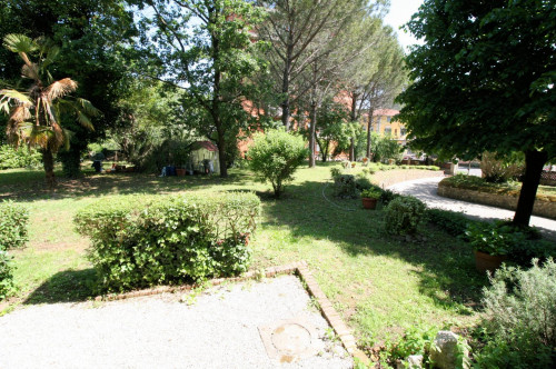 Villa in stile liberty con ampio giardino in vendita a Altopascio