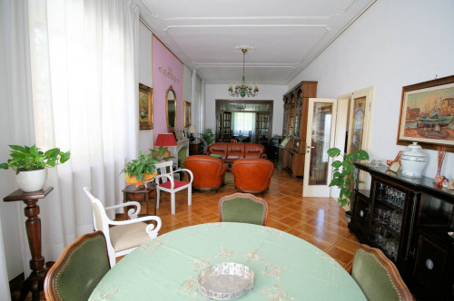 Villa in stile liberty con ampio giardino in vendita a Altopascio