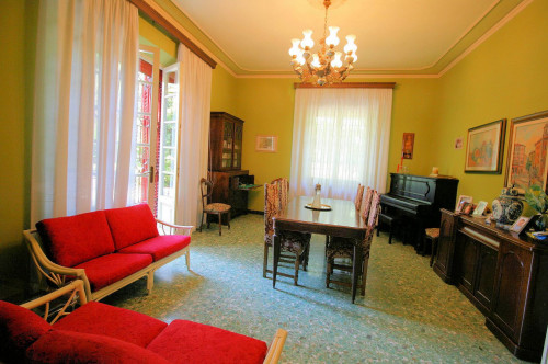 Villa in stile liberty con ampio giardino in vendita a Altopascio