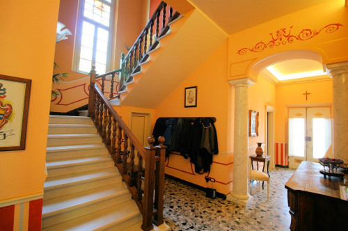 Villa in stile liberty con ampio giardino in vendita a Altopascio