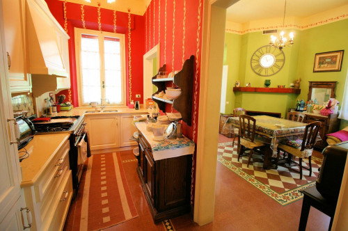 Villa in stile liberty con ampio giardino in vendita a Altopascio