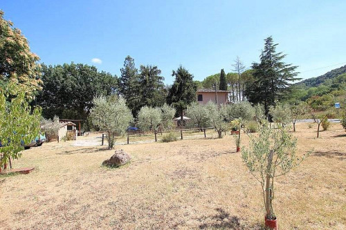 Porzione di casale ristrutturata con giardino in vendita a Volterra