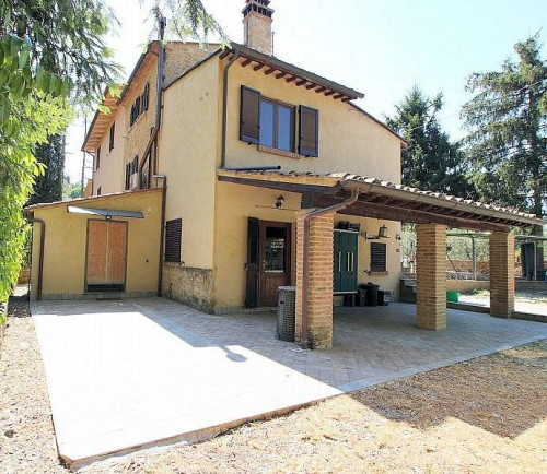 Porzione di casale ristrutturata con giardino in vendita a Volterra