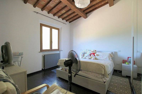 Porzione di casale ristrutturata con giardino in vendita a Volterra
