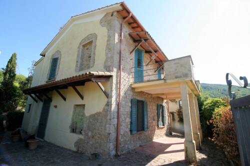 Rustico in stile Toscano con giardino e vista panoramica in vendita a Roccastrada