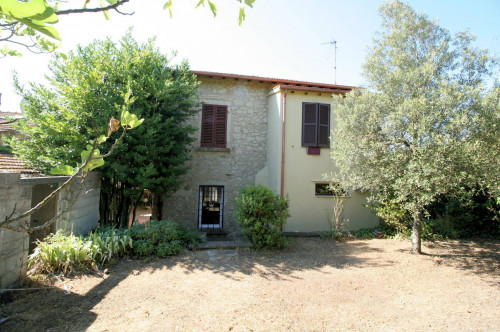 Rustico in stile Toscano con giardino e vista panoramica in vendita a Roccastrada
