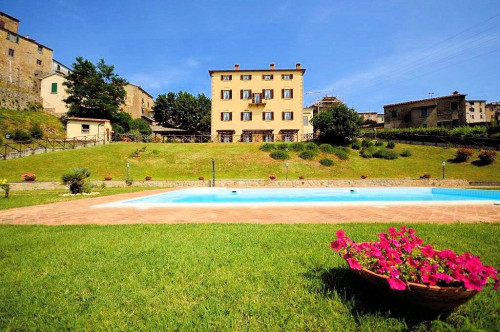 Residence in stile rustico Toscano con piscina e vista panoramica in vendita a Roccastrada