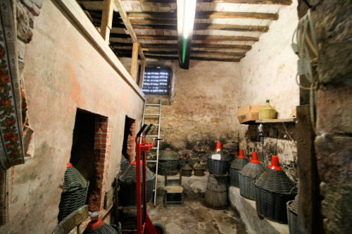 Casa colonica con annessi e terreno in posizione panoramica in vendita a Loro Ciuffenna