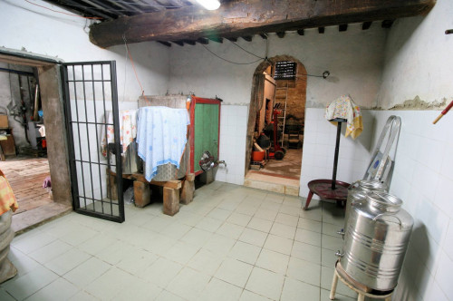 Casa colonica con annessi e terreno in posizione panoramica in vendita a Loro Ciuffenna
